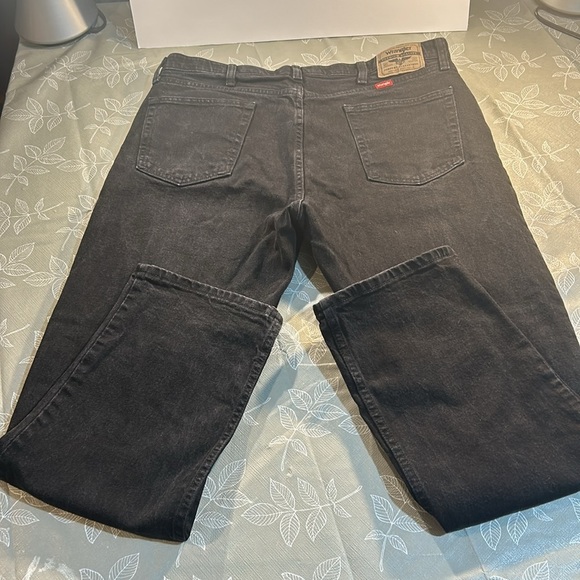 Men’s Relaxed Fit Wrangler Jeans. - Picture 4 of 6